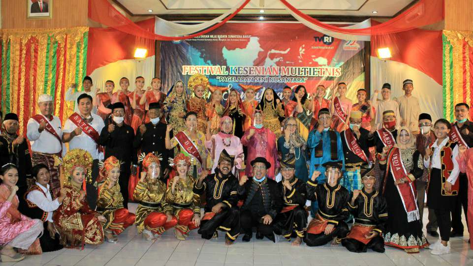 Foto 2 - BPNB Sumbar bersama para peserta Festival Kesenian Multietnis 2020, Kamis 29 Oktober 2020 di Padang. (Dok. Istimewa).jpg